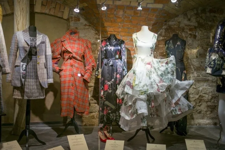 Werbebild für die Ausstellung "Vivienne Westwood: eine persönliche Kollektion von Kleidern und Accessoires"