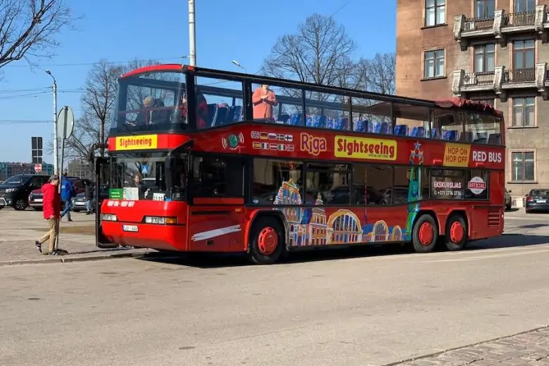 Stadtrundfahrt im "Riga Sightseeing" Doppeldecker-Bus - Stadtrundfahrt im "Riga Sightseeing" Doppeldecker-Bus