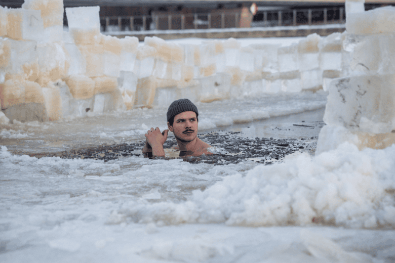 Aktīvā atpūta ziemā - Uzmundrinoša pelde