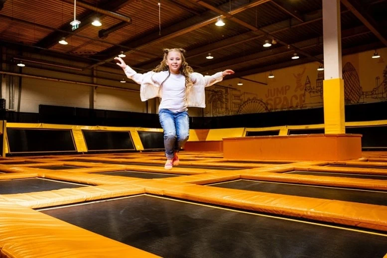 Für Familien und Kinder - Indoor-Trampolinpark „Jump Space“