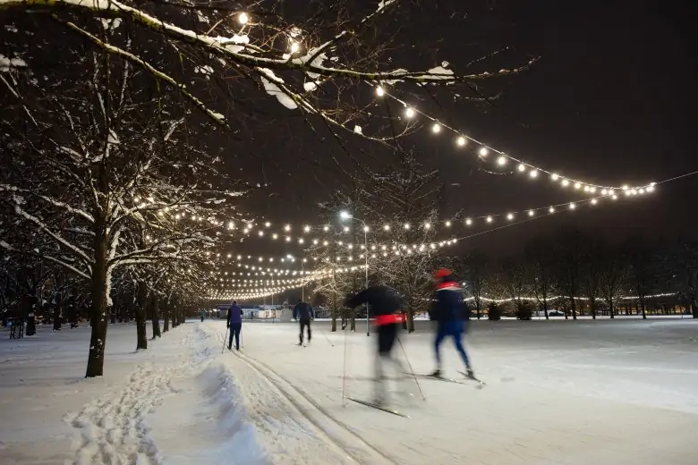 Das winterliche Riga lieben lernen - Schlittschuhlaufen und Skifahren in der Stadt