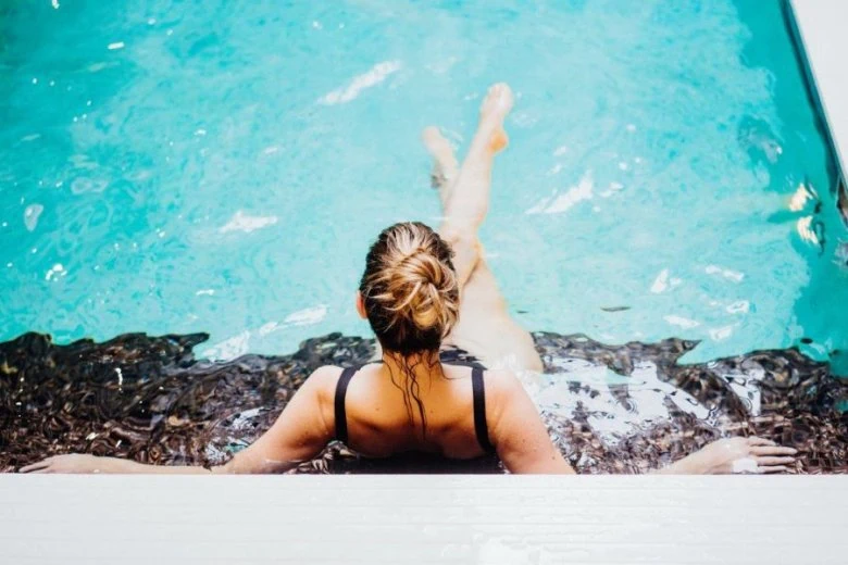 A woman relaxing in the pool at the Wellton SPA Oasis spa hotel in Riga