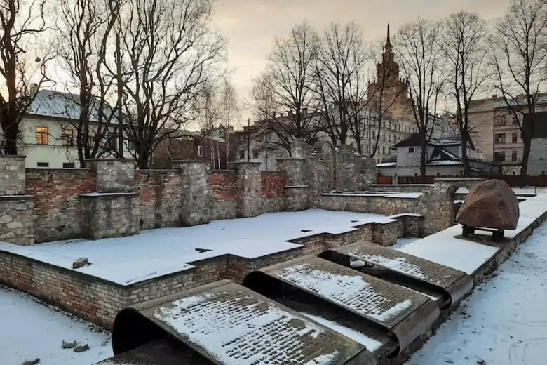 Lielās horālās sinagoga drupas
