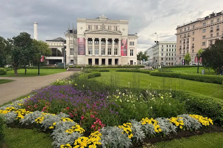 Rīgas dārzu un parku puķu dobes - Simfoniskās mūzikas dobe Operas skvērā
