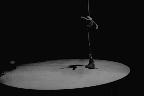 Zeitgenössische Circus-Tanzvorstellung "Spirale"