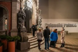 Ekskursija kinoteātrī Splendid Palace un īsfilma "81 metrs" (angliski)