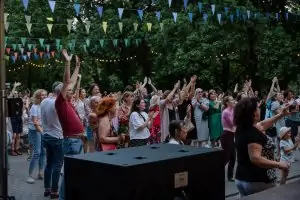 Momente der Freude im Park des Vērmanes Garten