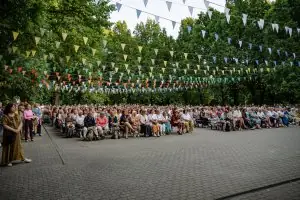 Momente der Freude im Park des Vērmanes Garten