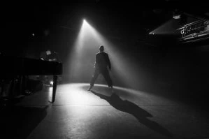 Zeitgenössische Tanzperformance "#piecērt8000" von Olga Žitluhina