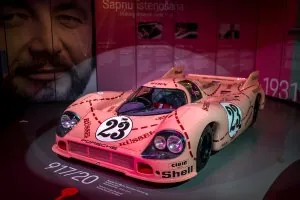 Izstāde "Sapņu vadīti. "Porsche" un Anatola Lapiņa stāsts: latvietis, kurš lika cūkām lidot" 