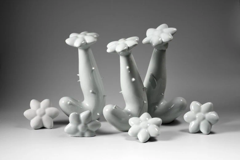 Katerina Geiduka "Sveiki, atā". 2025. Privātīpašums. Foto: Gvido Kajons / Rīgas Porcelāna muzejs