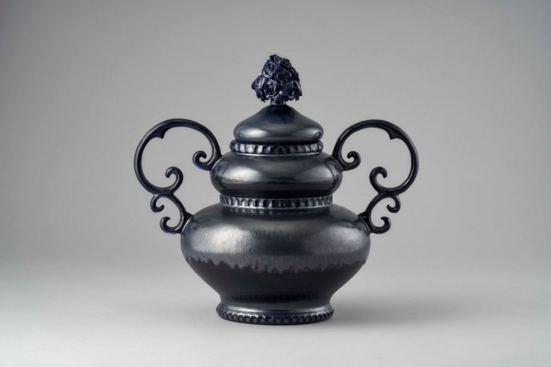 Dekorative Vase. Autorin: Taisija Poluikeviča. 1981. Aus der Sammlung des Rigaer Porzellanmuseums. Foto: Gvido Kajons / Rigaer Porzellanmuseum.