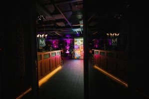 Bāros un restorānos